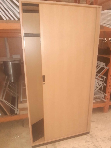 Armoire haute en bois 