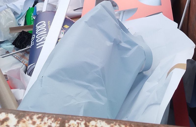 chutes de papier dos bleu