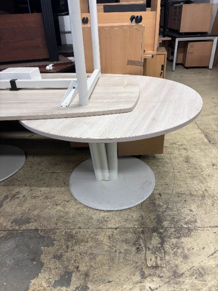 Table ronde en bois clair et large pied blanc