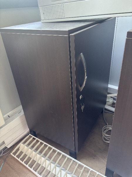 Armoire en bois foncé 