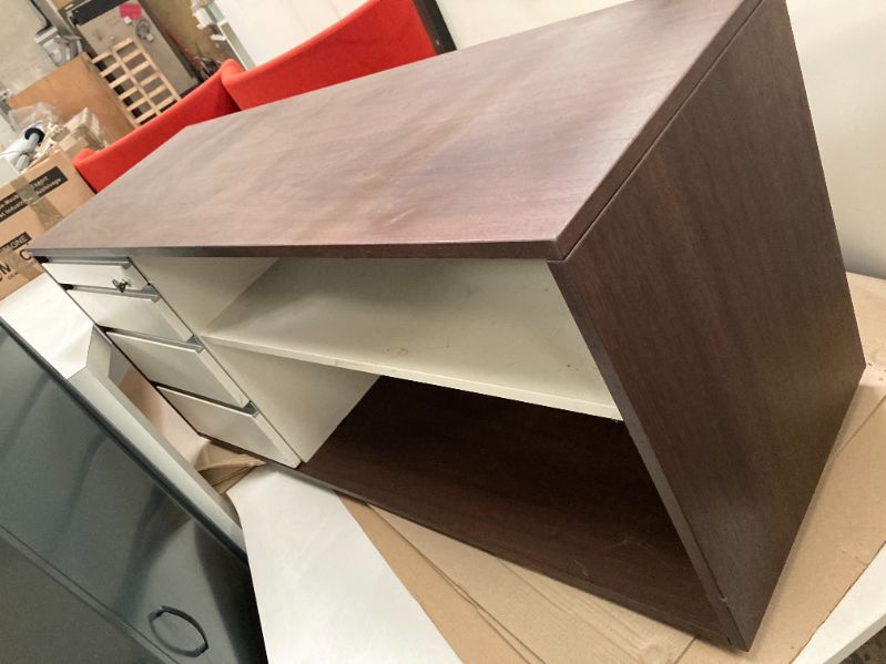 Meubles en bois foncé avec caisson en métal intégré 