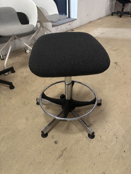 Tabouret gris avec repose pied Kango