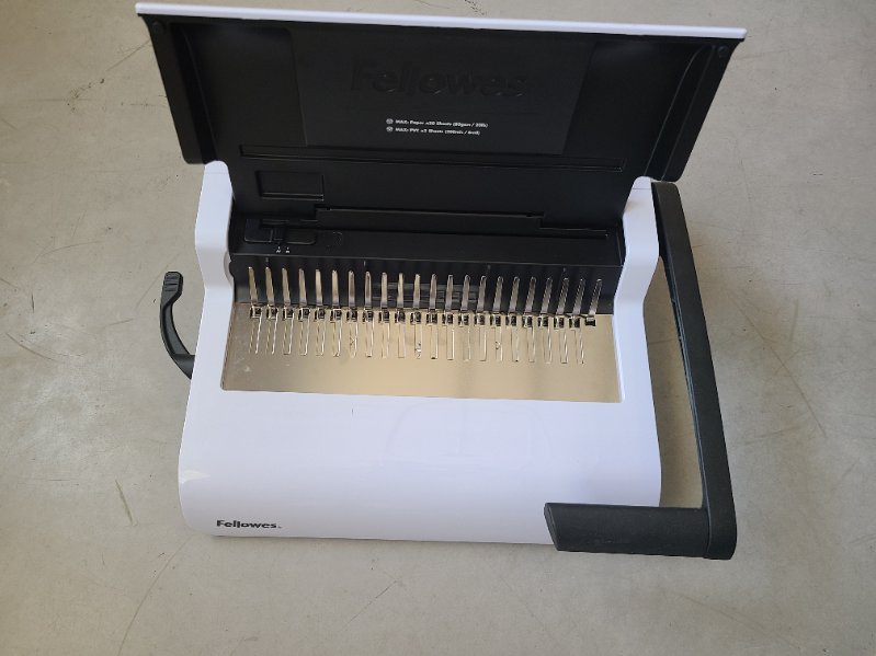 Machine à relier manuelle jusqu'à 300 feuilles en A4 et A5