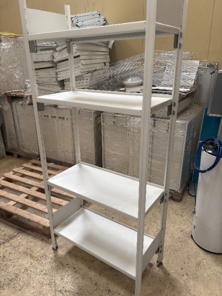 Etagères blanches à monter 