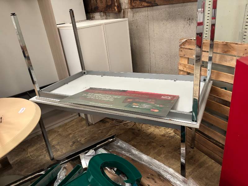 Table plateau blanc avec piétement métal chromé