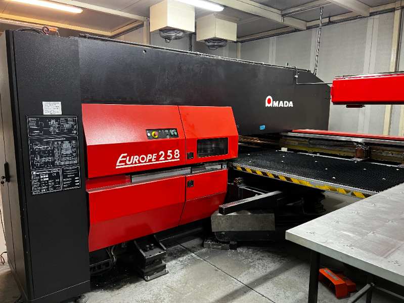 Poinçonneuse AMADA EUROPE 258 & chargeur MP250 et déchargeur PRIII