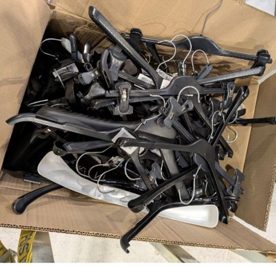 Ceintres noirs (90%) et blancs (10%) en plastique PP