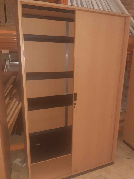 Armoire haute en bois 