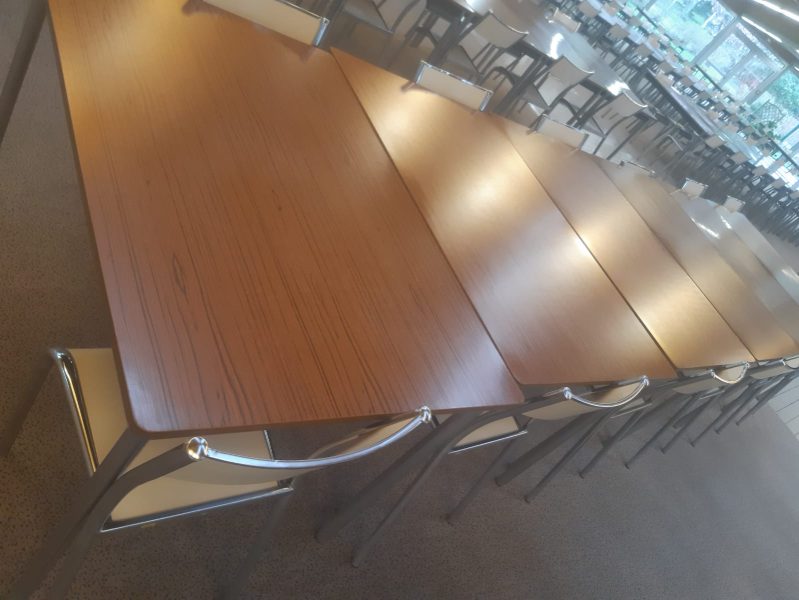 Tables et chaises de cantine vintage
