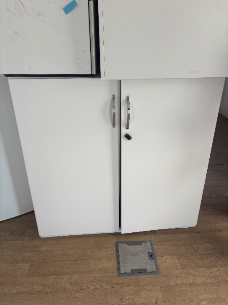 Armoire blanche moyenne